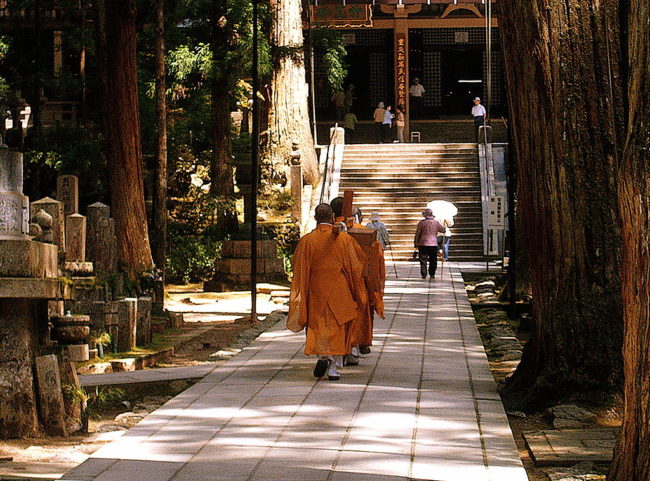 At the end of the path lies Kūkai's mausoleum, where a ceremonial meal is placed each day.