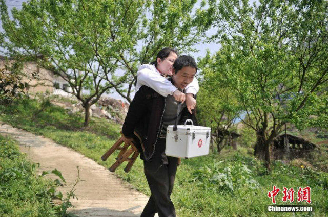 Her husband gives her a helping hand when he's around, but Juhong needs her independence when he's not. That probably explains why she's gone through about 30 sets of stools!