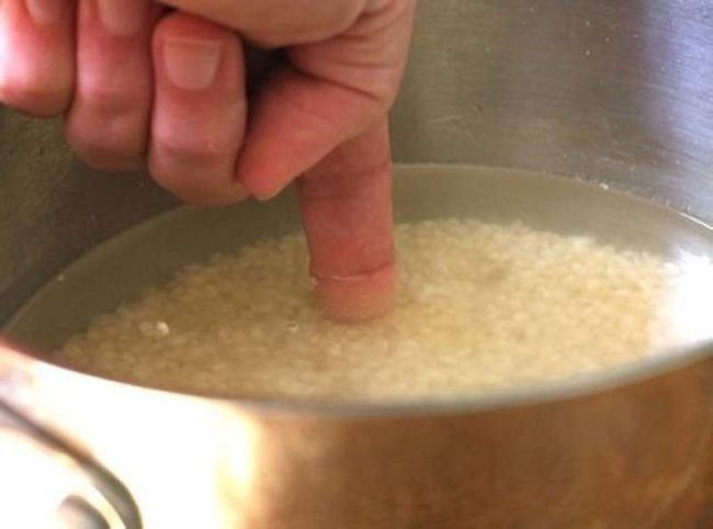 When cooking rice, add enough water so that the levels are a knuckle distance apart.