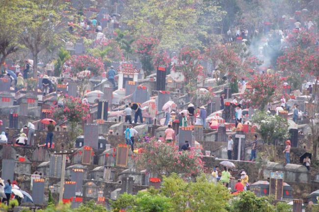 During the holiday, people in China visit the tombs of their ancestors and pay homage to them. It usually takes place on the 15th day after the Spring Equinox, which typically falls on April 4 or 5.