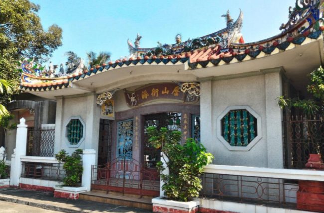 As you might have guessed by the name, this cemetery was built for Chinese families in the Philippines to accommodate their belief that the spirits of their loved ones exist on another plane after death. Their graves serve as earthly dwellings.