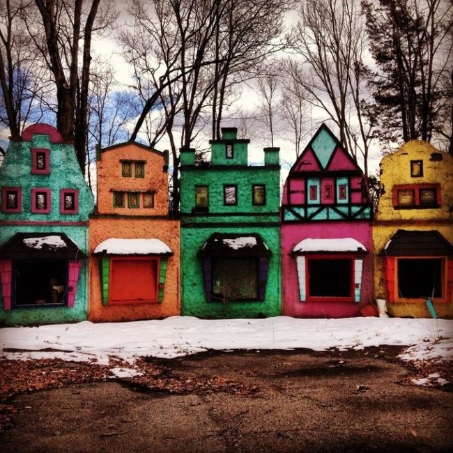 This is what the park looks like now. As you can see, Woehle's handmade buildings haven't lost much of their vibrancy, despite being completely vacant.