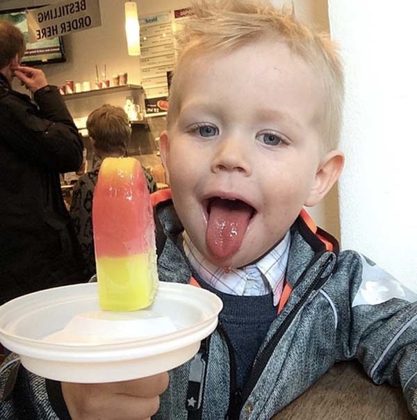 Use disposable coffee cup tops to prevent messy popsicle drips.