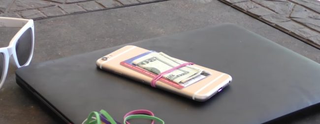 Make an easy wallet with a rubber band and keep all your cards and money with your phone.