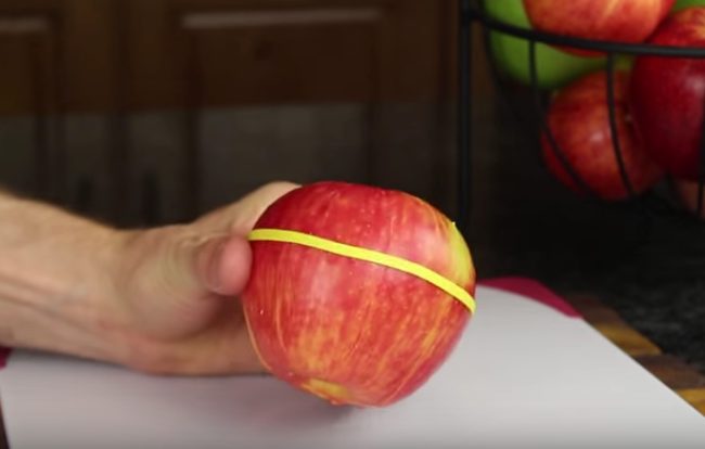 <a href="https://www.youtube.com/watch?v=ujSN-GDY5qU" target="_blank">Here's how</a> to cut up an apple and keep it from browning after.