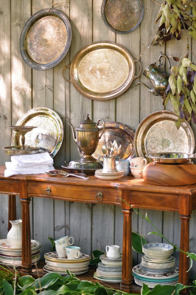 Hanging old trays you'll never use indoors is an elegant way to recycle them.