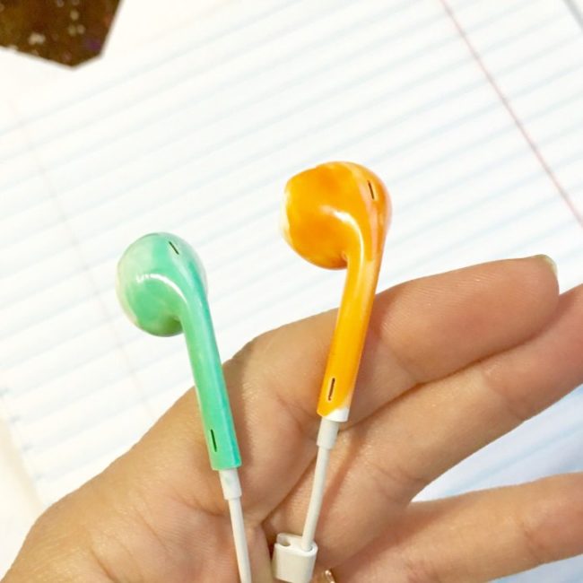 Differentiate between ear buds by <a href="http://www.onecrazyhouse.com/best-phone-hacks/" target="_blank">painting</a> the left and right inserts different colors.