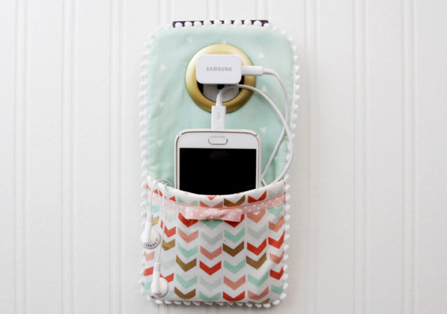 Stay organized and keep your phone within arm's reach next to your bed with this adorable <a href="http://www.flamingotoes.com/2016/01/easy-diy-phone-charger-holder/" target="_blank">DIY phone holder</a>.