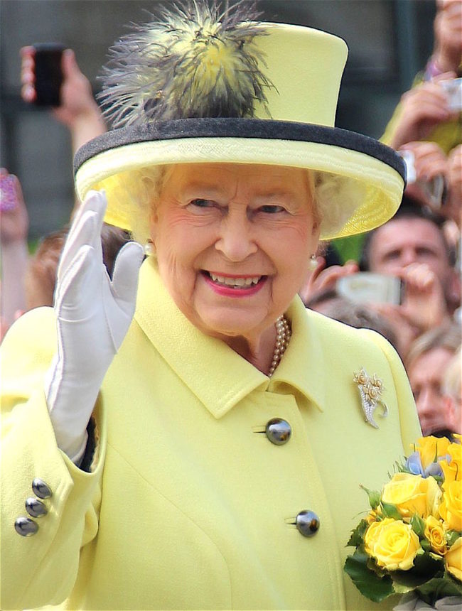 1952: Elizabeth II becomes Queen of England.