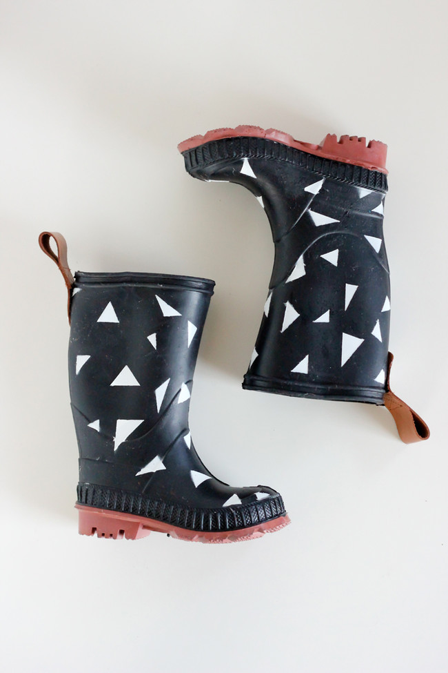 Spray-paint your boring rain boots and <a href="http://www.deliacreates.com/spray-painted-rain-boots/" target="_blank">make 'em super fun</a>.