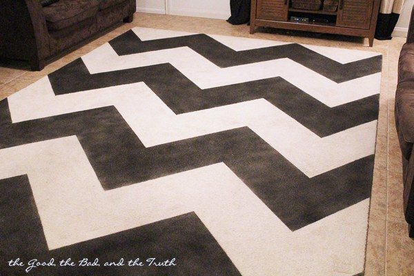 Got an <a href="http://www.thegoodthebadandthetruth.com/diy-painted-chevron-stripe-rug/" target="_blank">old rug</a>? Seriously upgrade it with some spray paint and a fun design!