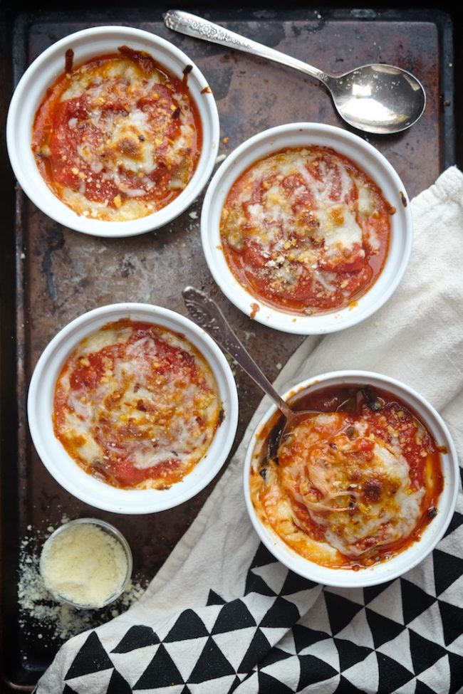 <a href="http://www.shutterbean.com/2015/sausage-mushroom-pizza-bowls/" target="_blank">Pizza in a bowl</a>? Yeah, I can get behind this concept.