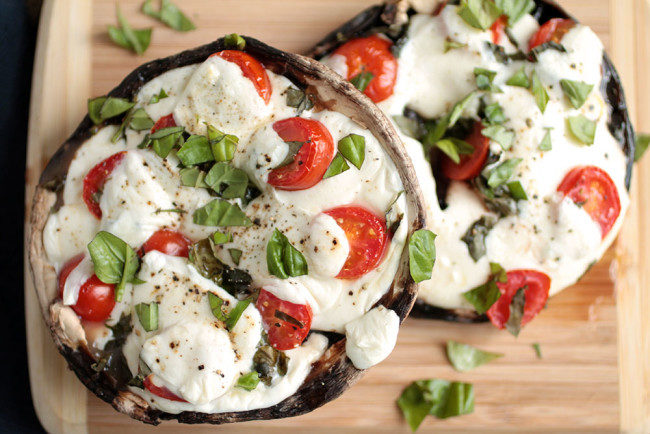 How beautiful are these <a href="http://www.lifeasastrawberry.com/portobello-mushroom-pizzas/" target="_blank">personal portobello pizzas</a>?