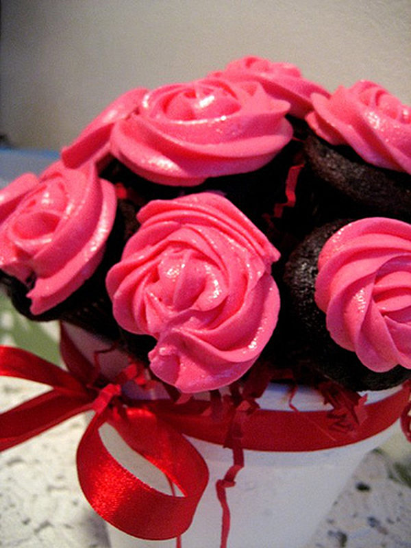 Bouquets of roses are always nice, but bundles of cupcakes are far superior.