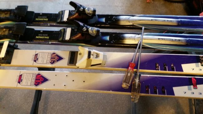 Then it was time to start working on the actual skis. The first step was to remove all the hardware.