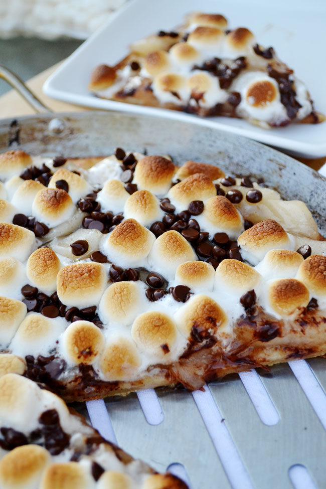 This <a href="http://simplehacksliving.com/2015/04/grilled-apple-pie-pizza/" target="_blank">grilled dessert pizza</a> is everything that's good about summer -- including s'mores.