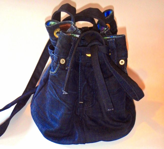 This fun <a href="http://www.tashadelrae.com/2014/06/diy-bucket-bag-from-old-jeans.html" target="_blank">bucket bag</a> has a bright, customizable lining.