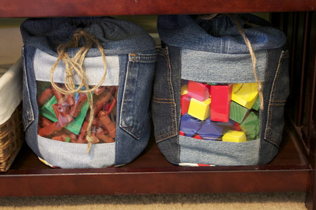 Keep all your kid's toys together in these <a href="http://handmadebymegk.blogspot.pt/2012/01/up-cycled-jeans-to-toy-storage.html" target="_blank">jean bins</a>.