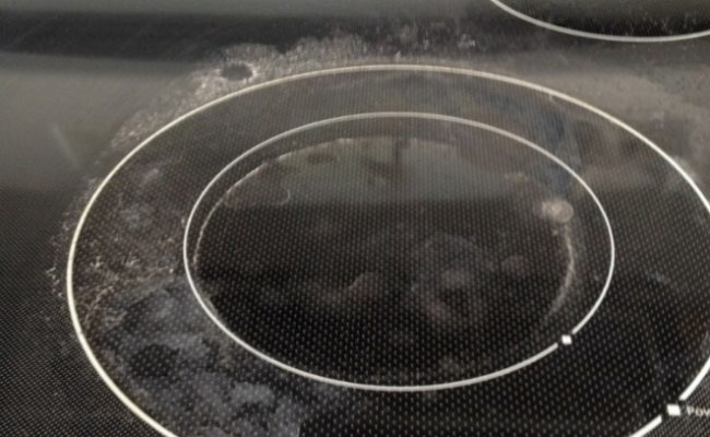 Make your glass cooktop all <a href="http://www.happymamatales.com/clean-glass-cooktop/" target="_blank">shiny and new</a> by scrubbing gently with a mixture of baking soda, hydrogen peroxide, and dish soap.