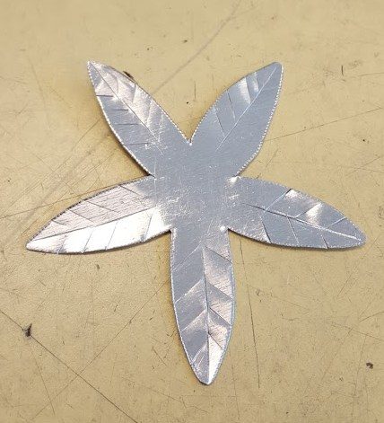 Sumptimwong wanted to make the leaves a different color, so he used some steel scraps that he had.
