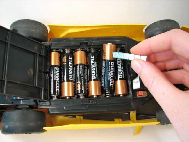 Never break a nail again when you have to remove a battery from a snug spot -- just grab a magnet.