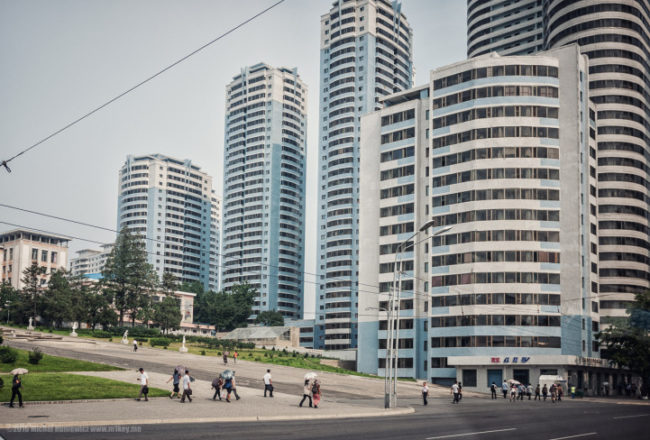 As they drove through Pyongyang, Huniewicz noticed that the city was, in his words, "meant to be a utopian showcase for foreign visitors like ourselves." Each time the driver felt that the scenery was worth taking in, he slowed down. When he noticed the opposite, he sped up.