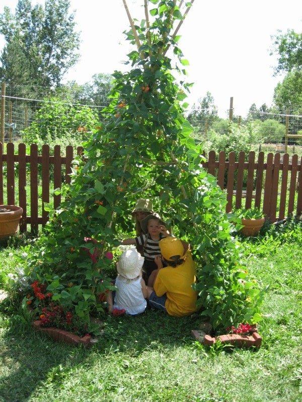 Build a <a href="http://joyfultoddlers.blogspot.com/2011/06/time-to-play-outside.html" target="_blank">natural hideaway</a>.