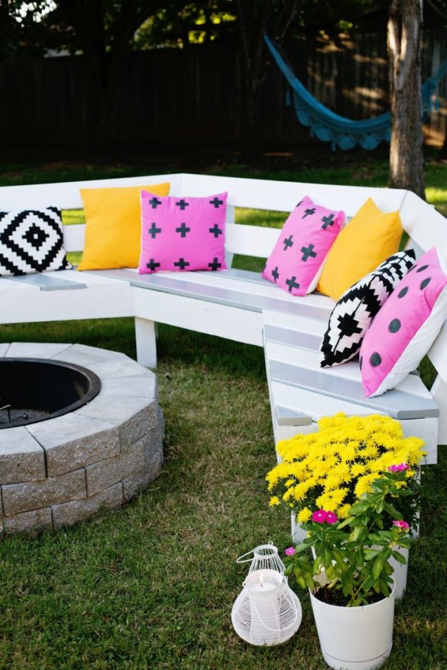 <a href="http://www.abeautifulmess.com/2014/10/build-your-own-curved-fire-pit-bench.html" target="_blank">Maximize seating space</a> with a curved fire pit bench.