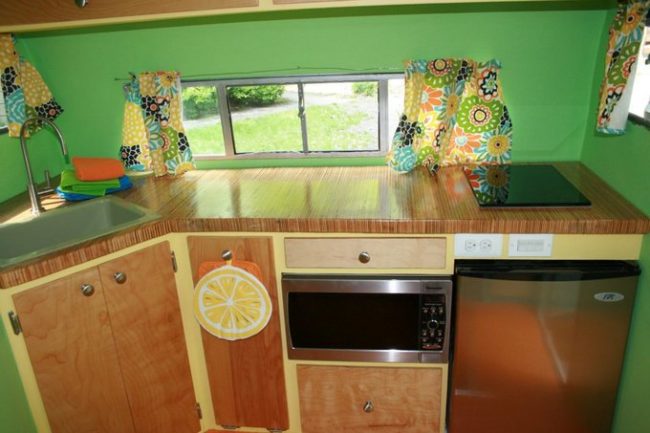 What a cute kitchen.