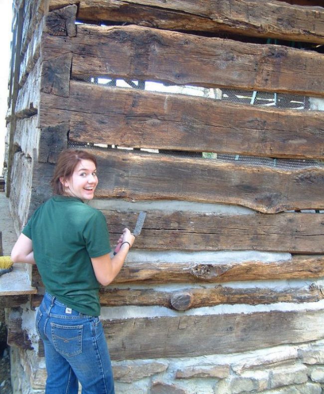 Because there were gaps on the outside between each board, they used chicken wire as a base and daubed the old-fashioned way. They used a mixture of sand, cement, and lime to fill those gaps and insulate the structure.