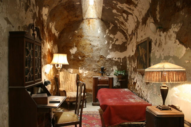 This is Al Capone's cell at Eastern State Penitentiary. To this very day, it's still kept in the same condition.