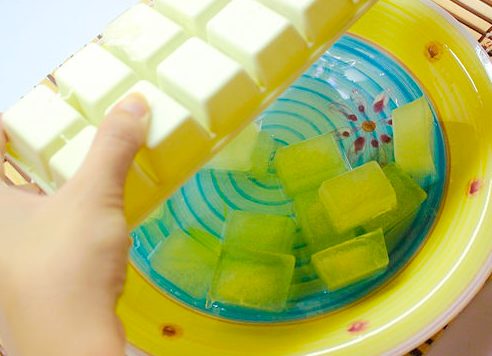 <a href="http://www.wikihow.com/Use-Aloe-Ice-Cubes-to-Treat-a-Sunburn" target="_blank">Freeze aloe</a> in your ice cube tray to soothe sunburn in a pinch.