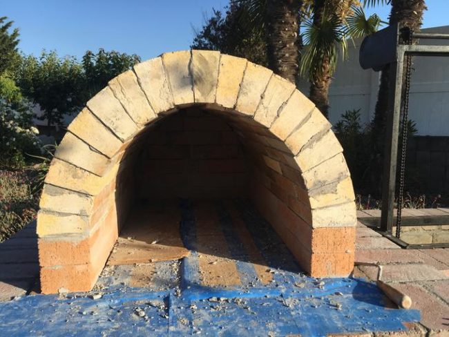 When the form was removed, the pizza oven started to take shape!