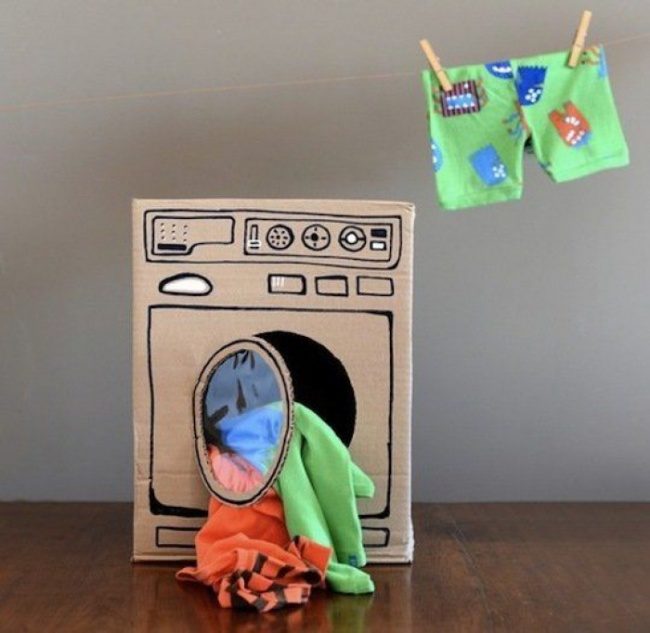Teach them to do their own laundry with this <a href="http://www.estefimachado.com.br/2012/12/menino-tambem-encosta-barriguinha-no.html" target="_blank">washing machine</a>.