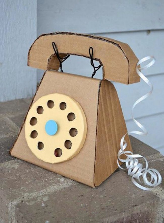 Why would your little ones need a cellphone when they could have this retro rotary <a href="http://www.ikatbag.com/2011/12/cardboard-telephone.html?utm_source=feedburner&amp;utm_medium=feed&amp;utm_campaign=Feed:+ikatbag+(Ikat+Bag)" target="_blank">telephone</a>?