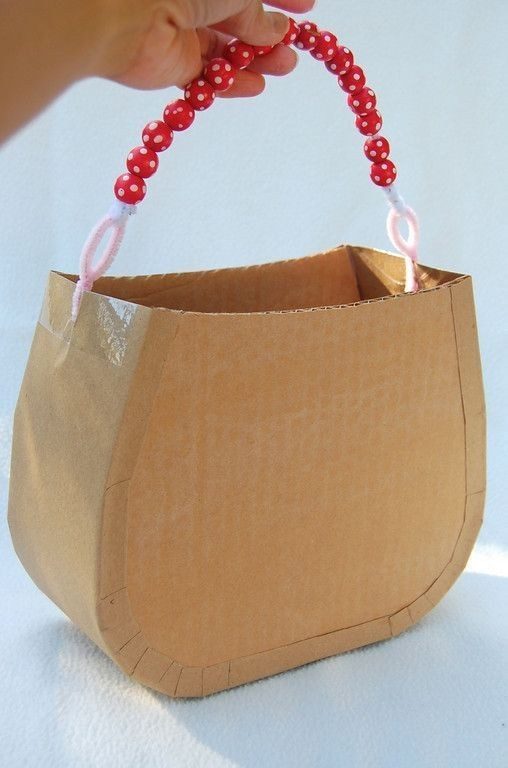 This stylish <a href="http://www.ikatbag.com/2010/09/tea-party-behind-scenes-cardboard.html" target="_blank">purse</a> can accessorize any outfit. 