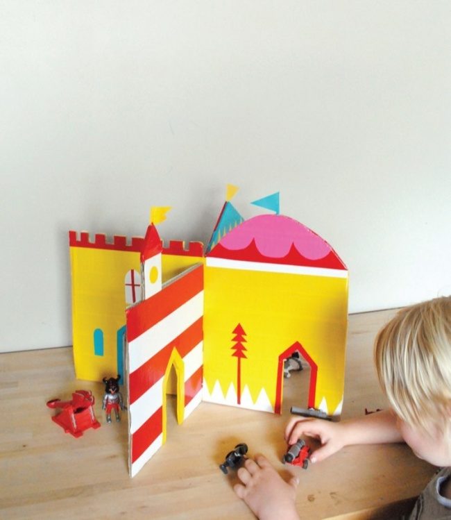 Be the queen of the <a href="http://www.kidsomania.com/diy-toys-castle-of-cardboard/" target="_blank">castle</a>!