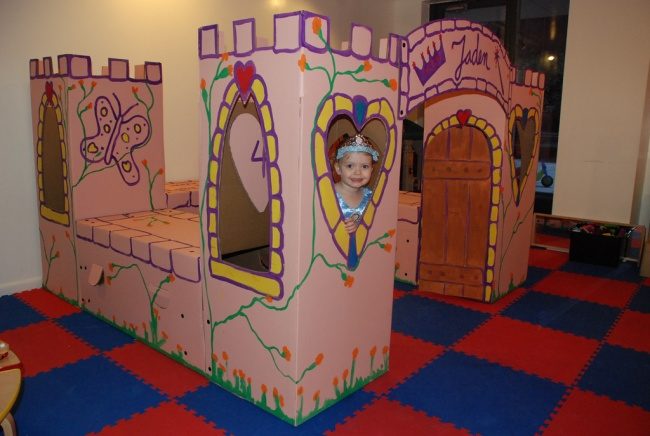 This is a <a href="http://www.designdazzle.com/2010/07/how-to-build-a-cardboard-castle-and-other-things/" target="_blank">palace</a> built for a queen.