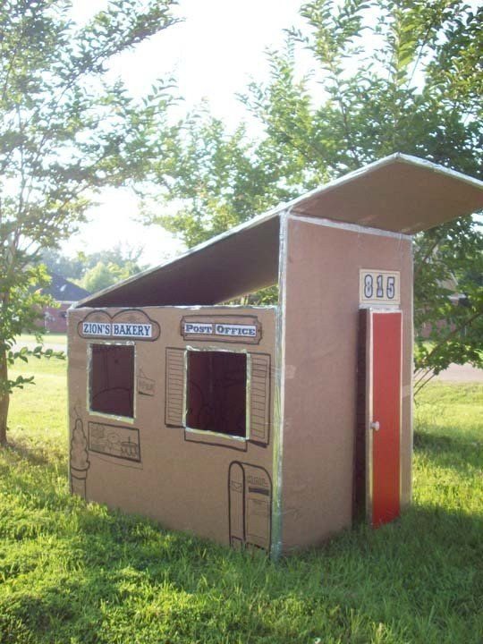 Share secrets with all your friends in this backyard <a href="http://www.apartmenttherapy.com/bijou-and-zions-cardboard-play-119104" target="_blank">clubhouse</a>.