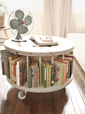 Cable spool + IKEA casters = <a href="http://smalltowncraftfair.blogspot.com/2011/09/unique-book-shelf.html" target="_blank">shabby-chic heaven</a>.