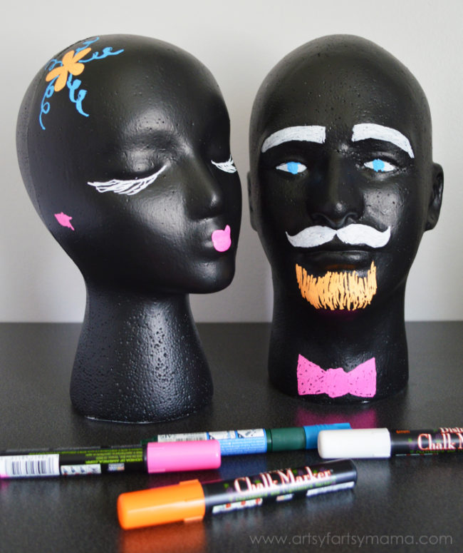 These <a target="_blank" href="http://www.artsyfartsymama.com/2014/08/diy-chalkboard-heads.html">chalkboard heads</a> are so much fun for kids!