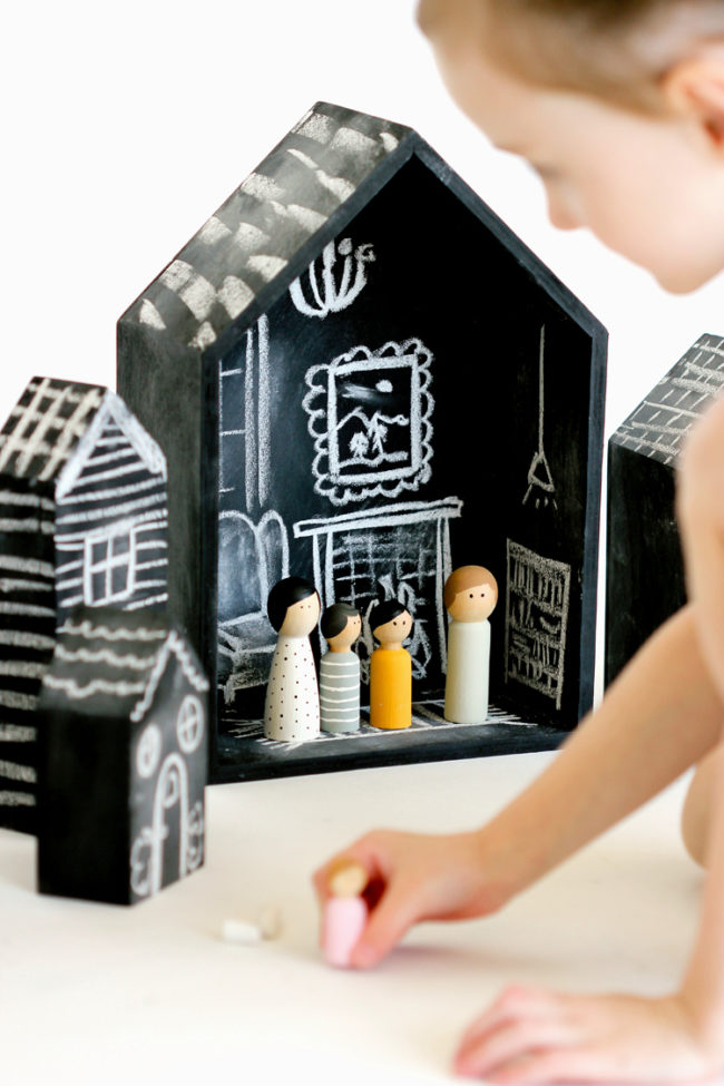 Your kid will never get bored with this <a target="_blank" href="http://www.deliacreates.com/diy-chalkboard-dollhouse-tutorial/">dollhouse</a> because she can change it as often as she wants.