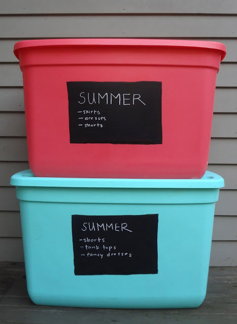 I've always just stored my seasonal clothes in trash bags but <a href="http://www.hardlyhousewives.com/2012/10/chalkboard-labels-for-storing-seasonal.html" target="_blank">this</a> is so much better!