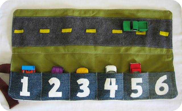 Turn your living room floor into a no-parking zone with this <a href="http://homemadebyjill.blogspot.it/2009/12/cozy-car-caddy-tutorial.html" target="_blank">car caddy</a>.