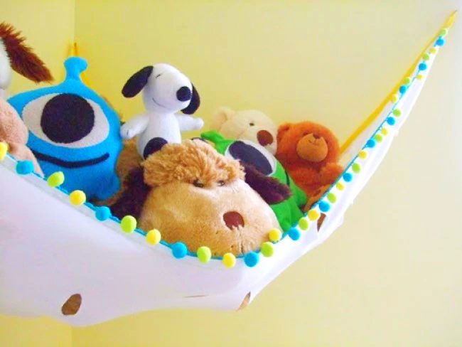 Create a <a href="http://lemonsqueezyhome.com/2011/02/stuffed-animal-net-tutorial.html" target="_blank">hammock</a> for everyone's favorite plushy friends.