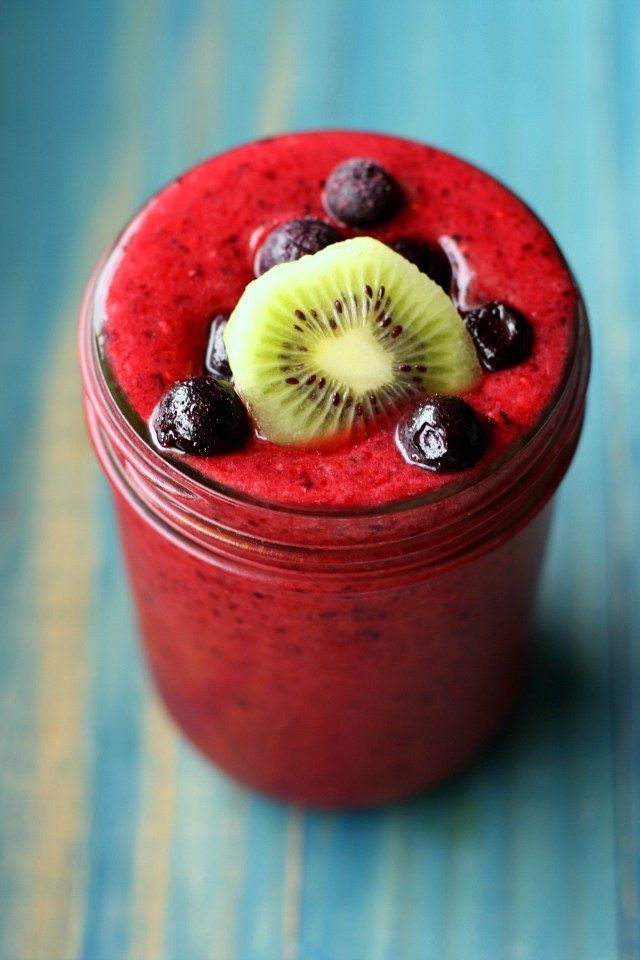 I could use this cool, refreshing <a href="http://theprettybee.com/2016/01/triple-berry-kiwi-smoothie.html" target="_blank">fruity smoothie</a> right now.