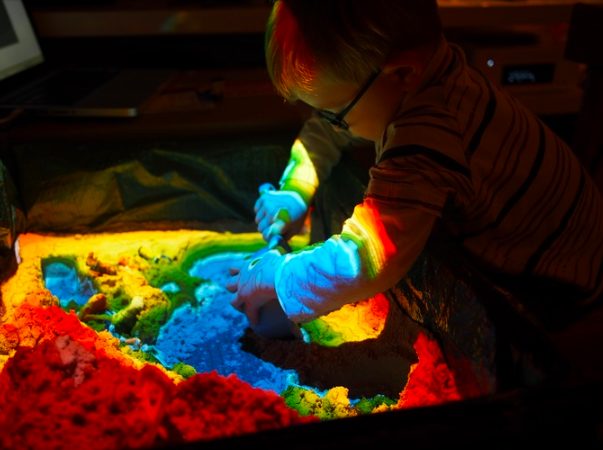 Thanks to the projector and the Kinect device, the lights and colors respond to his son's movements. It comes to life each time he sits down to play. 