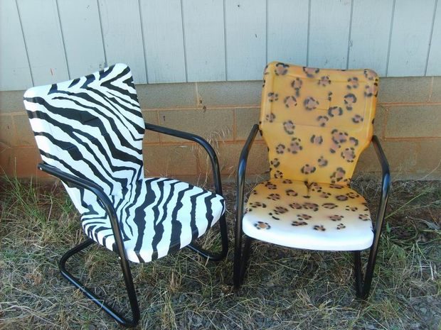 Is this a backyard or a jungle? With <a href="http://www.instructables.com/id/Spray-painted-patio-chairs/" target="_blank">these chairs</a> you'll never know the difference. 