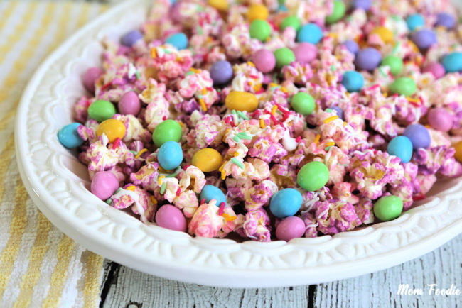 It's never too early for <a target="_blank" href="http://blommi.com/easter-popcorn-recipe/">Easter</a> popcorn!