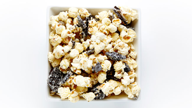 I LOVE <a target="_blank" href="http://www.bitememore.com/feedme/396/cookies-and-cream-popcorn-recipe">cookies and cream</a>, and I love it even more on popcorn.
